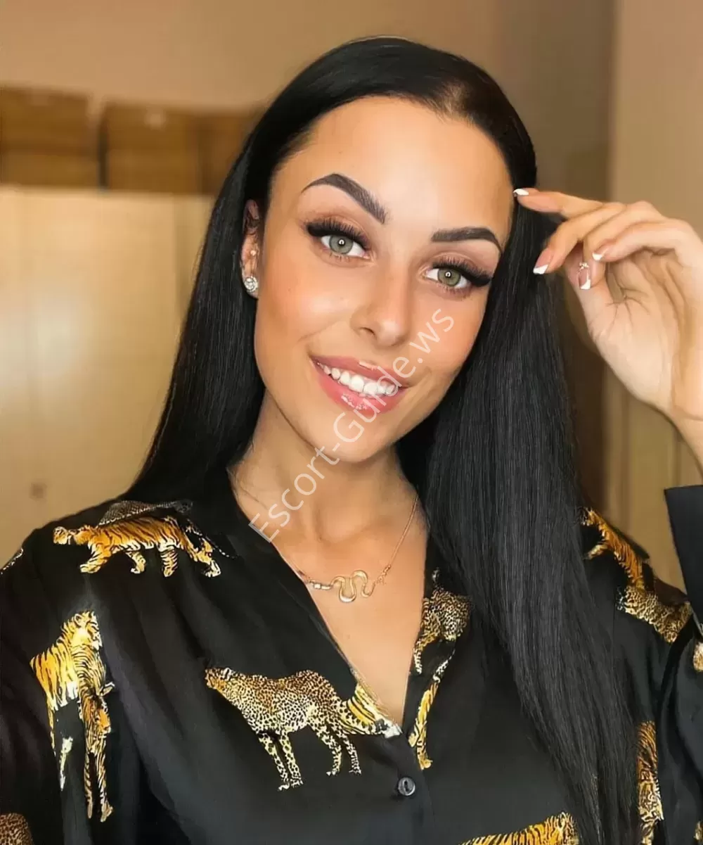 Jackie, Caucasian