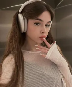 Deja, Caucasian