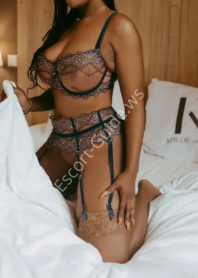 Stacey Bonsu, Ebene
