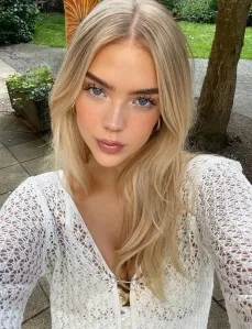 Acantha, Caucasian