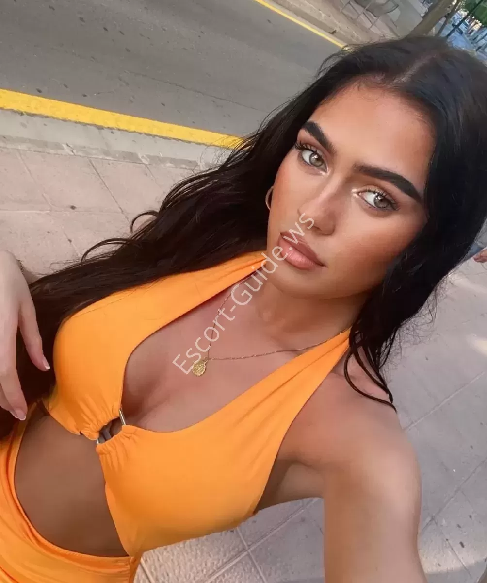Maisie, Caucasian