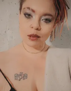 Sarah, Misto