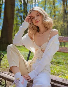 Avana, Caucasian