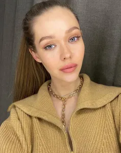 Bea, Caucasian