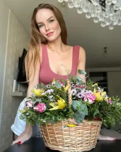 Estrella, Caucasian