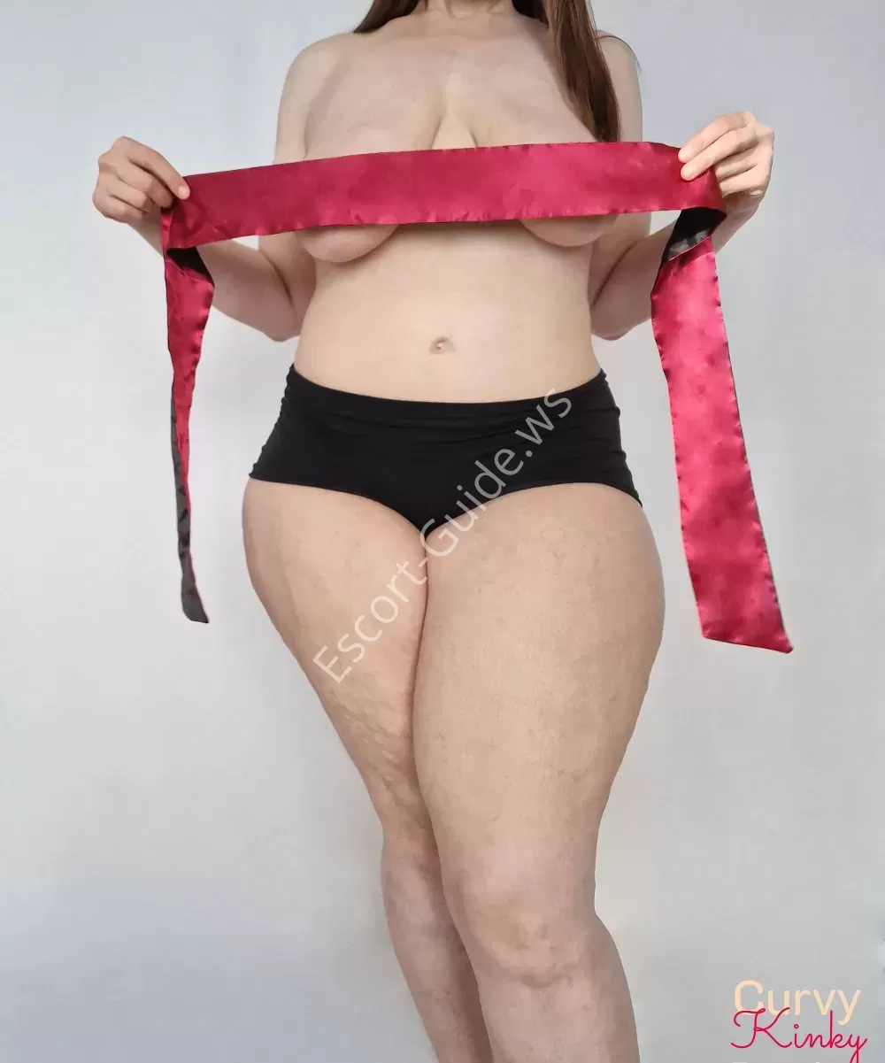 Curvy Kinky, Kaukasisch