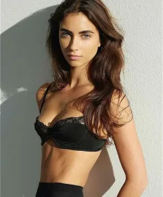 Malena, Caucasien