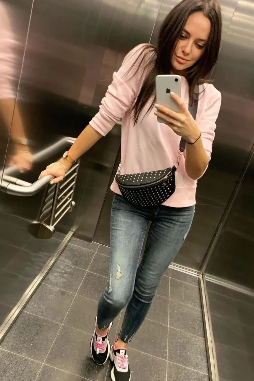 Kirstie, Caucasien