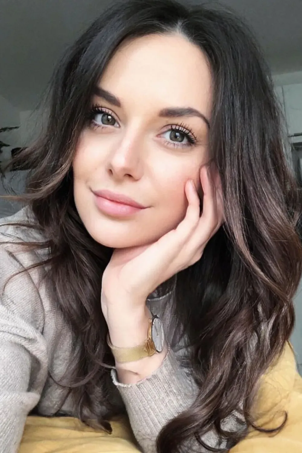 Kirstie, Caucasien