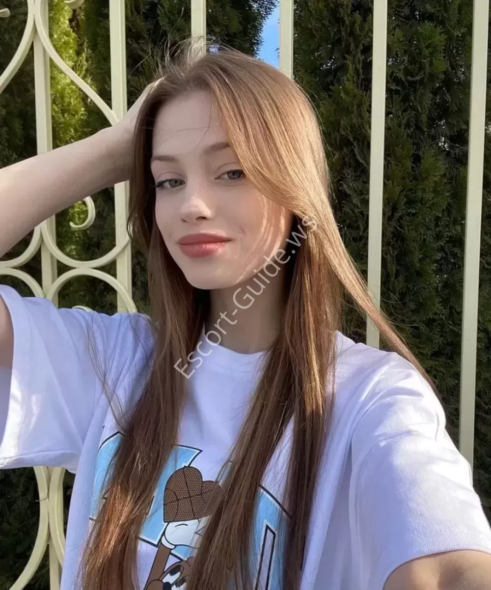 Gwen, Caucasien
