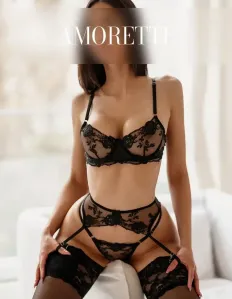 Sadie - Amorette International, Caucasiano