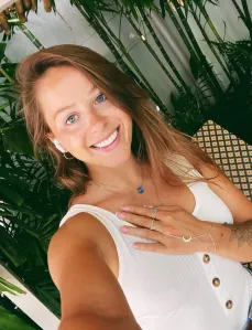 Raquel, Caucasian